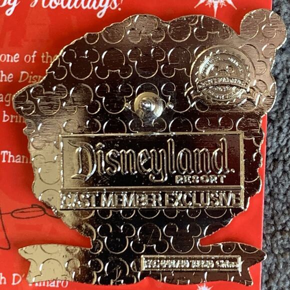 Disney Mickey Disneyland Resort 2018 Happy Holiday Pin Cast Exclusive Christmas - Picture 5 of 7
